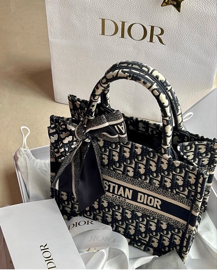 CHRISTIAN DIOR