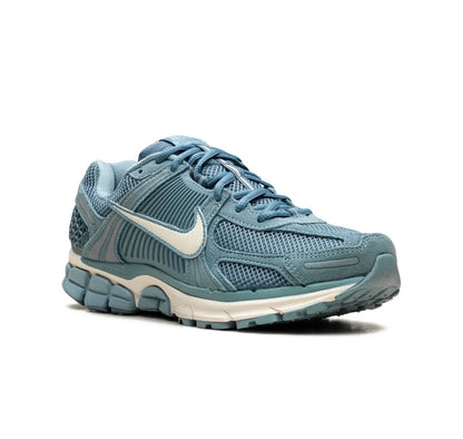 Nike Zoom Vomero 5 Blue - high-performance athletic footwear in Blue with advanced cushioning
