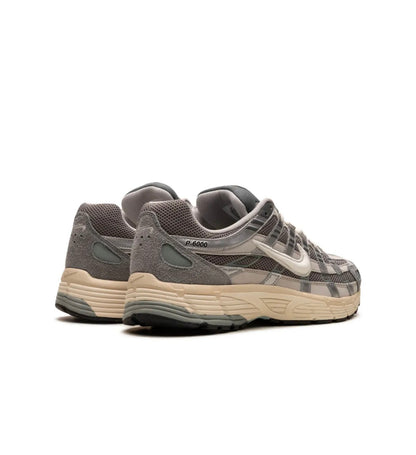 Nike Zoom Vomero 5 Dark Silver - high-performance athletic footwear in Silver with advanced cushioning